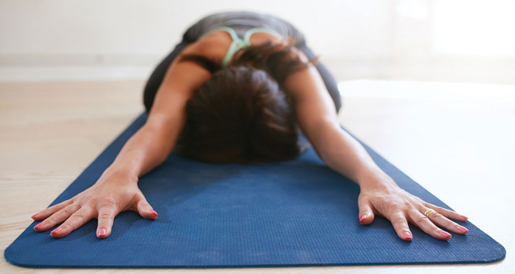 Lo yoga eliminina naturalmente le tensioni alla schiena