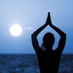 Il Saluto alla luna nello yoga: come si fa e perché fa bene