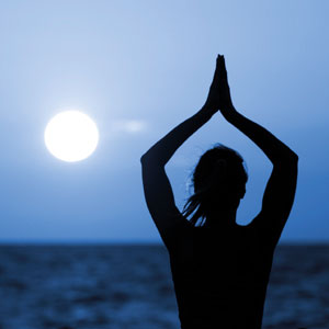 Il Saluto alla luna nello yoga: come si fa e perché fa bene